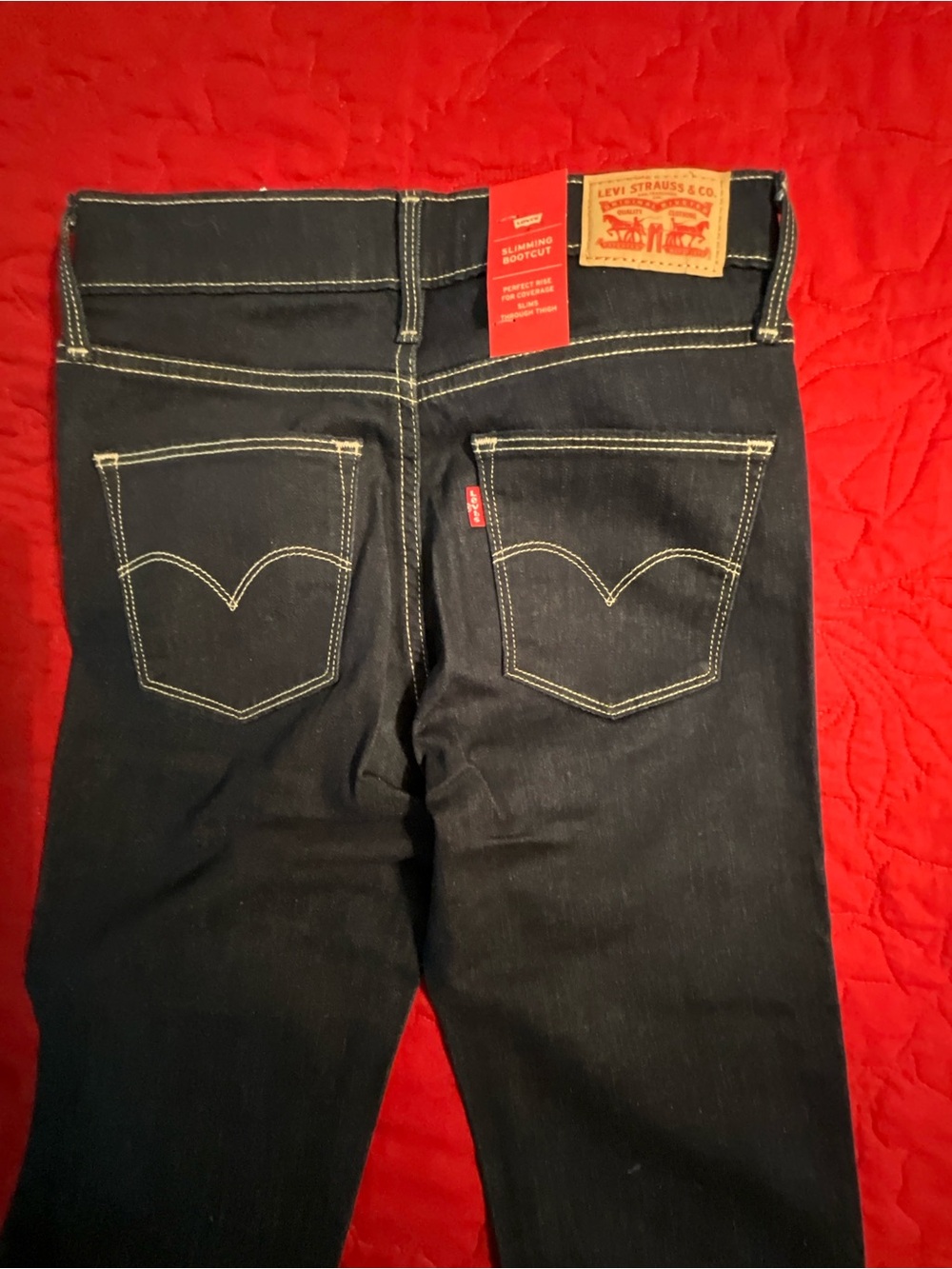 NWT LEVIS Dark Blue Slimming jeans 27x32